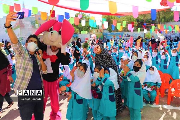 زنگ شکوفه‌ها در مدارس آباده