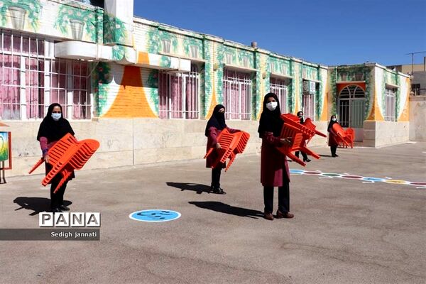 زنگ شکوفه‌ها در مدارس آباده