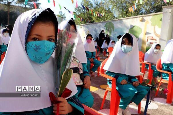 زنگ شکوفه‌ها در مدارس آباده