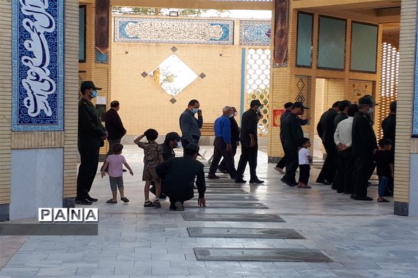 عطرافشانی وغبارروبی گلزارشهدای ابرکوه