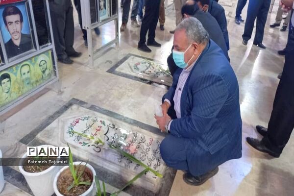 تجدید میثاق و عطر افشانی قبور مطهر شهدا در بوشهر
