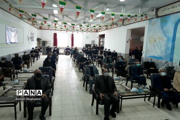 رونمایی از کتاب سه سردار به مناسبت هفته دفاع مقدس و اربعین حسینی