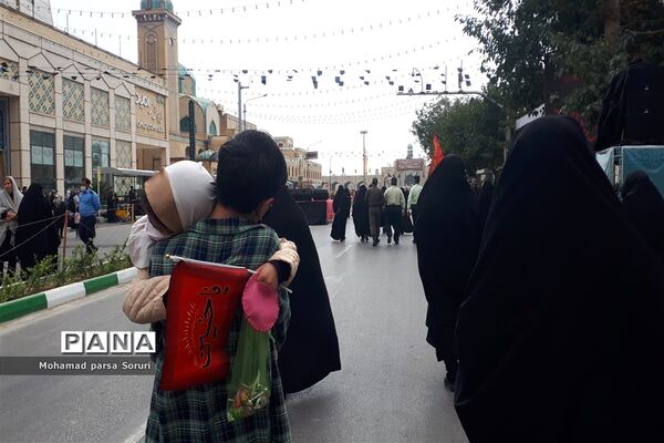 زائران حرم رضوی در اربعین حسینی