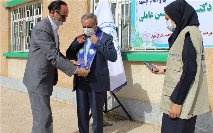 اهدای نماد جدید سازمان دانش آموزی به مدیرکل آموزش وپرورش استان اردبیل