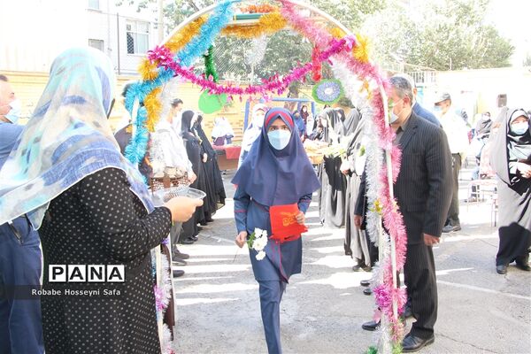 آیین بازگشایی مدارس منطقه ۱۷، در مدرسه شهدای گمنام