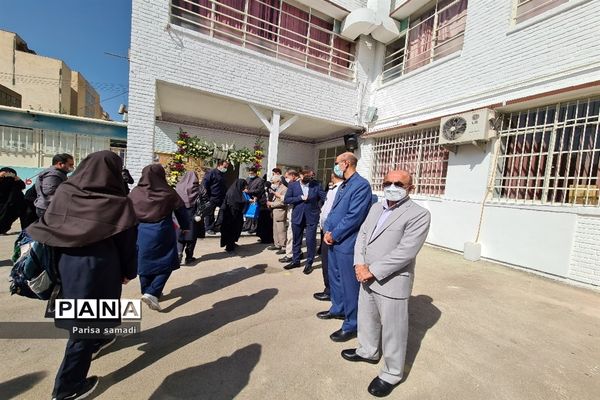 زنگ مهر در مدارس منطقه ۱۳ شهر تهران به صدا در آمد