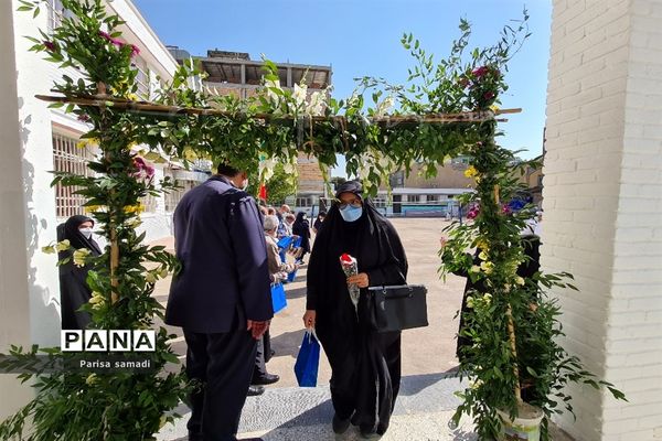 زنگ مهر در مدارس منطقه ۱۳ شهر تهران به صدا در آمد