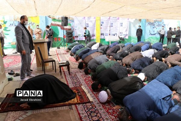 اقامه اولین نماز مهر در مدارس خراسان رضوی به امامت نماینده ولی فقیه