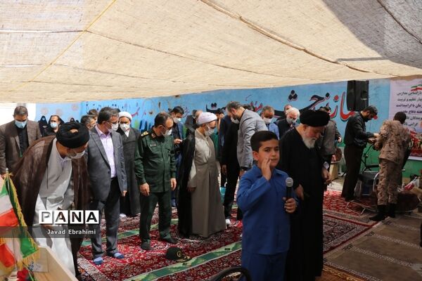 اقامه اولین نماز مهر در مدارس خراسان رضوی به امامت نماینده ولی فقیه