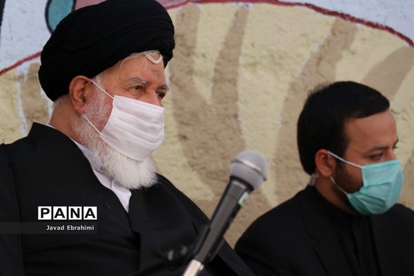 اقامه اولین نماز مهر در مدارس خراسان رضوی به امامت نماینده ولی فقیه