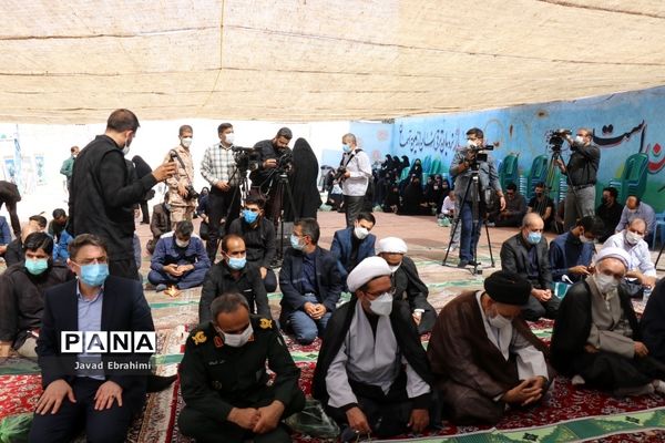 اقامه اولین نماز مهر در مدارس خراسان رضوی به امامت نماینده ولی فقیه