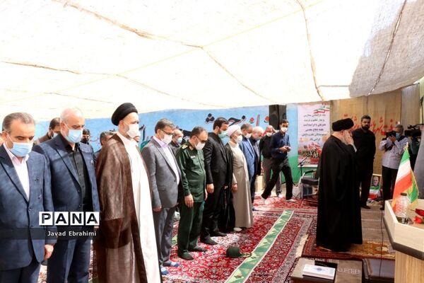 اقامه اولین نماز مهر در مدارس خراسان رضوی به امامت نماینده ولی فقیه