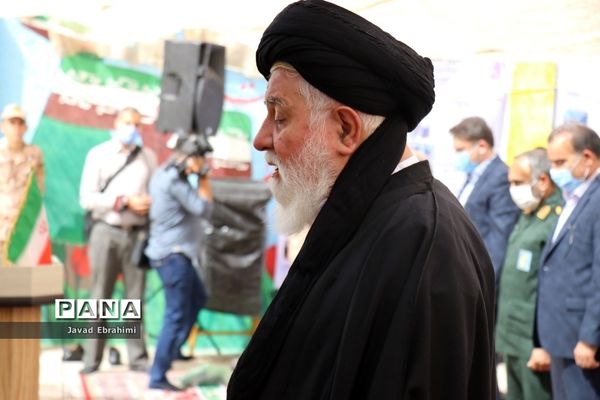 اقامه اولین نماز مهر در مدارس خراسان رضوی به امامت نماینده ولی فقیه