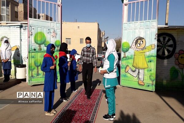 آیین نواختن زنگ مهر و مقاومت در اردستان
