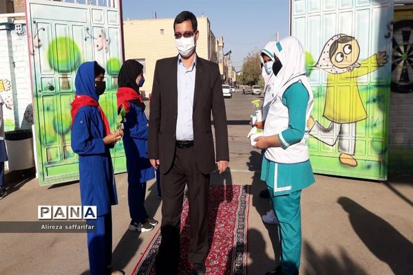 آیین نواختن زنگ مهر و مقاومت در اردستان