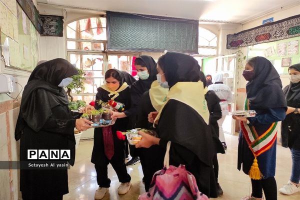 نواخته شدن زنگ مهر در دبیرستان راه زینب منطقه ۱۳ تهران