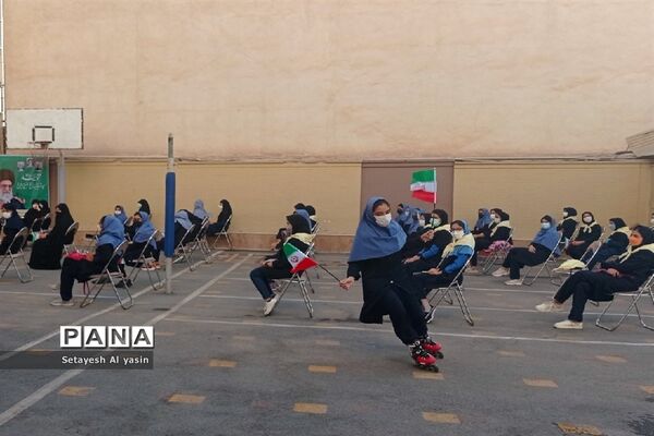 نواخته شدن زنگ مهر در دبیرستان راه زینب منطقه ۱۳ تهران