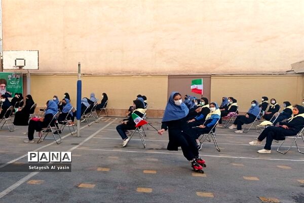 نواخته شدن زنگ مهر در دبیرستان راه زینب منطقه ۱۳ تهران