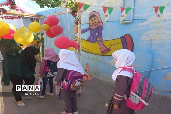 جشن شکوفه‌ها دبستان شایستگان فسا