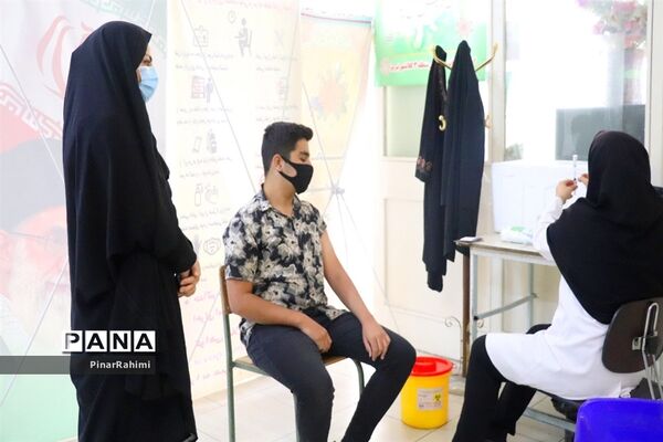 واکسینه شدن دانش آموزان در مراکز واکسیناسیون آموزش و پرورش