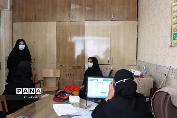 واکسینه شدن دانش آموزان در مراکز واکسیناسیون آموزش و پرورش