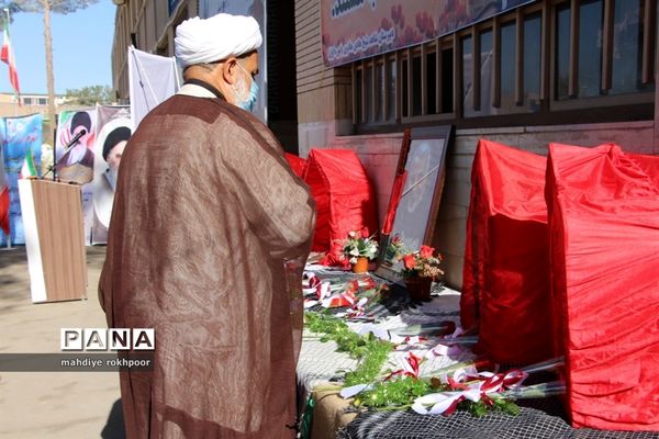 نواختن زنگ ایثار ومقاوت دردبیرستان شیخ هادی هادوی بیرجند