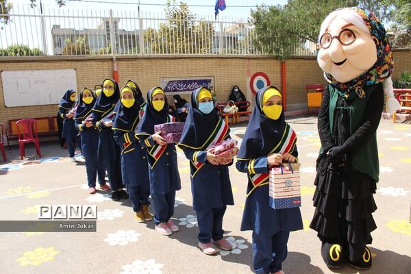 پویش مهر عاطفه‌ها همزمان با سراسر کشور در مدارس استان فارس