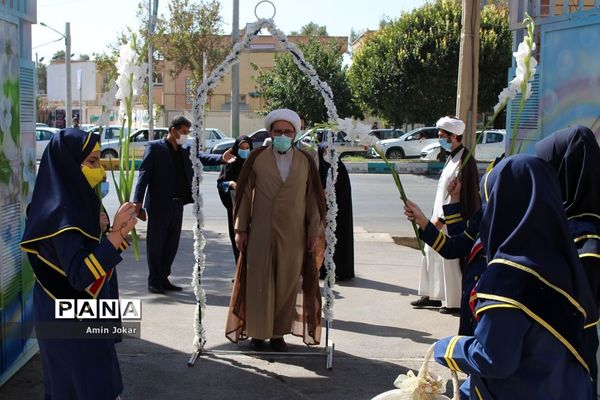 پویش مهر عاطفه‌ها همزمان با سراسر کشور در مدارس استان فارس