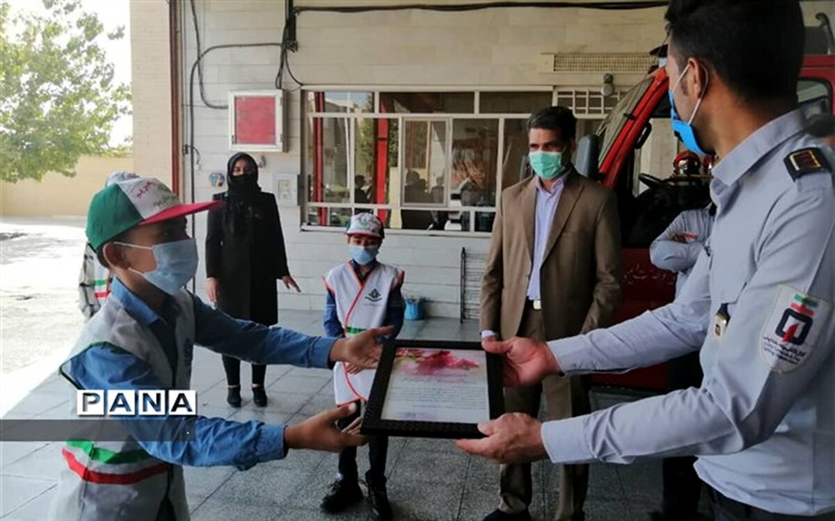 بازدید دانش آموزان پیشتاز دبستان حضرت قاسم (ع)از ایستگاه آتش نشانی شماره( ۸)
