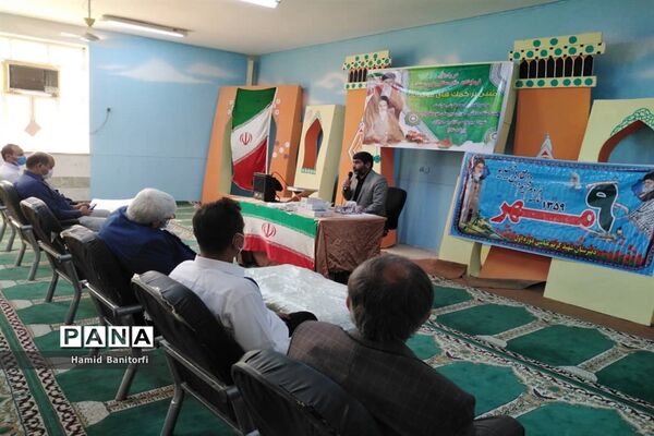 اهدای هشت دستگاه گوشی هوشمند به دانش آموزان توسط فرهنگی خیراندیش