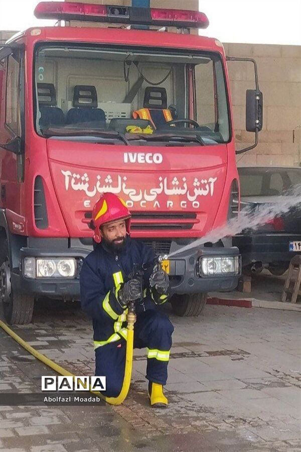 همزمان با هفتم مهرماه ماه از آتش نشانان کاشمر تجلیل شد