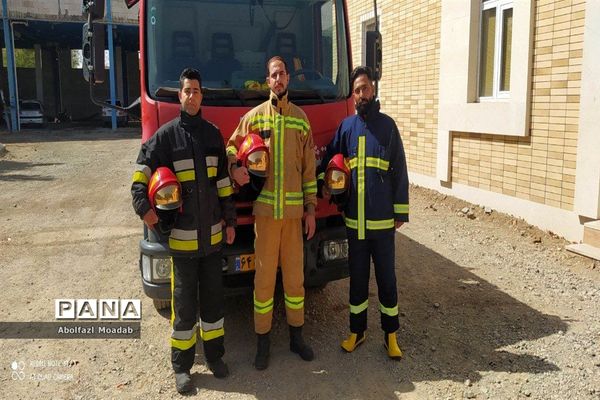 همزمان با هفتم مهرماه ماه از آتش نشانان کاشمر تجلیل شد