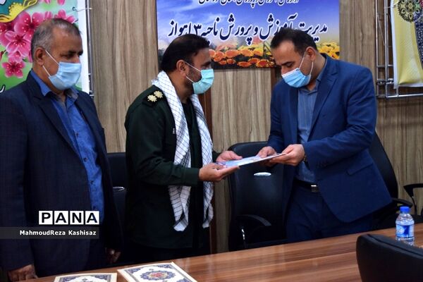 تقدیر از خانواده شهدا، آزادگان، جانبازان و رزمندگان هشت سال دفاع مقدس