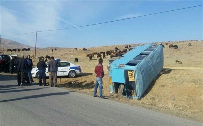 مصدوم شدن ۱۲ نفر به دلیل واژگونی مینی‌بوس