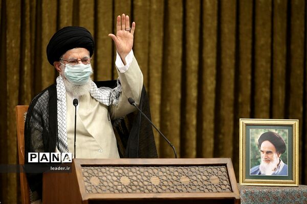 ارتباط تصویری رهبر معظم انقلاب با مراسم مشترک دانش‌آموختگی دانشگاه‌های افسری نیروهای مسلح در دانشگاه امام حسین(ع)