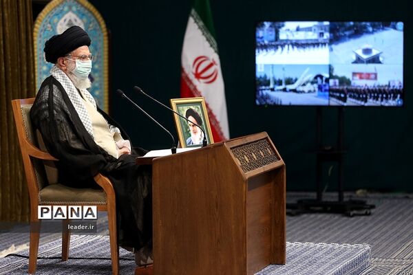 ارتباط تصویری رهبر معظم انقلاب با مراسم مشترک دانش‌آموختگی دانشگاه‌های افسری نیروهای مسلح در دانشگاه امام حسین(ع)