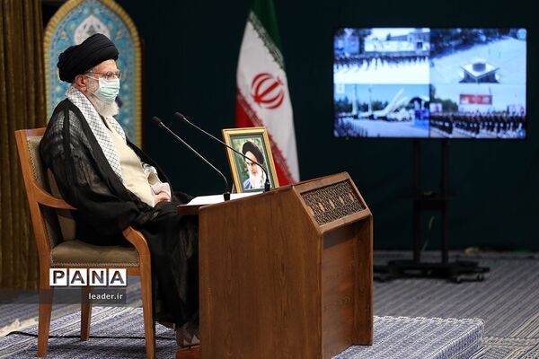 ارتباط تصویری رهبر معظم انقلاب با مراسم مشترک دانش‌آموختگی دانشگاه‌های افسری نیروهای مسلح در دانشگاه امام حسین(ع)