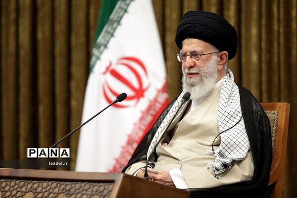 ارتباط تصویری رهبر معظم انقلاب با مراسم مشترک دانش‌آموختگی دانشگاه‌های افسری نیروهای مسلح در دانشگاه امام حسین(ع)