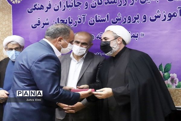 آیین تجلیل از رزمندگان و جانبازان فرهنگی آموزش و پرورش استان آذربایجان شرقی