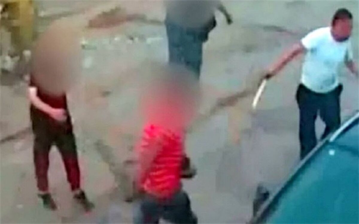 شجاعت دیدنی فروشنده در مقابل سارق قمه به دست!
