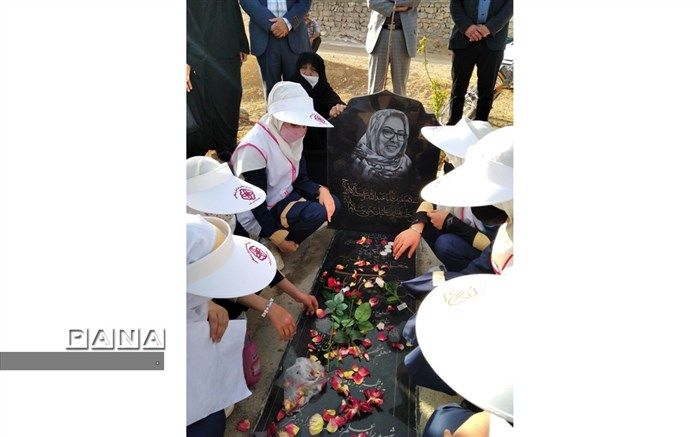 غبار روبی مزار معلم فداکار مریم اربابی توسط دانش آموزان سفیران سلامت