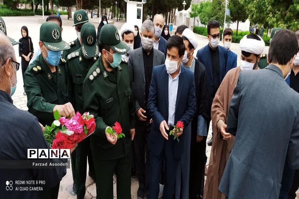 غباروبی مزار شهدای معلم در  کاشمر