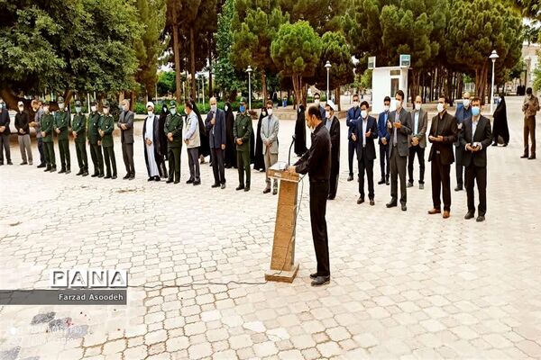 غباروبی مزار شهدای معلم در  کاشمر