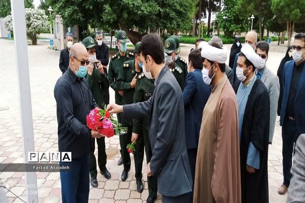غباروبی مزار شهدای معلم در  کاشمر