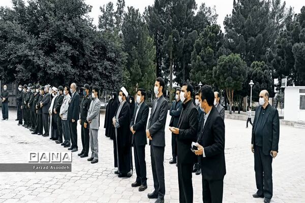 غباروبی مزار شهدای معلم در  کاشمر