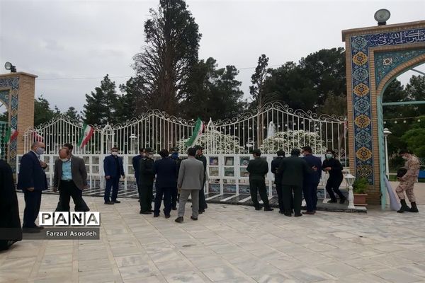 غباروبی مزار شهدای معلم در  کاشمر