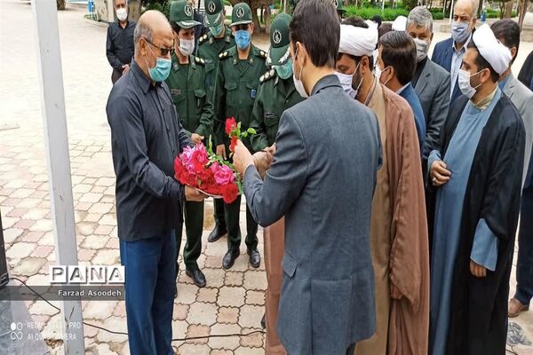 غباروبی مزار شهدای معلم در  کاشمر