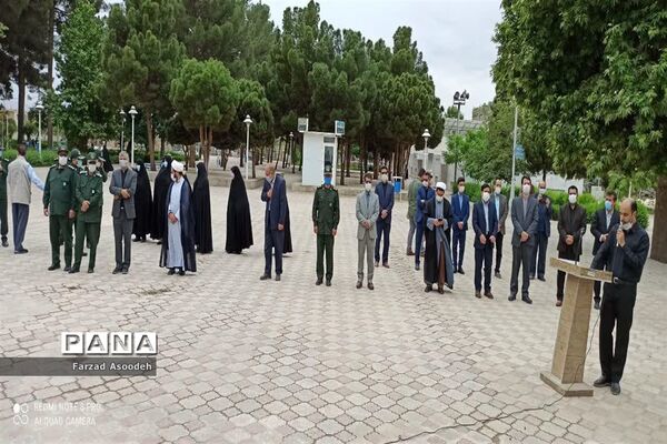 غباروبی مزار شهدای معلم در  کاشمر