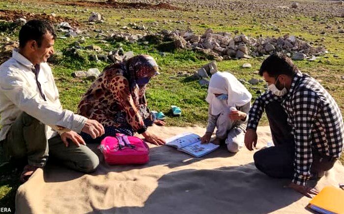 معلمی که علاوه بر آموزش به دانش‌آموز با نیاز ویژه ، پدر و مادر او را باسواد کرد