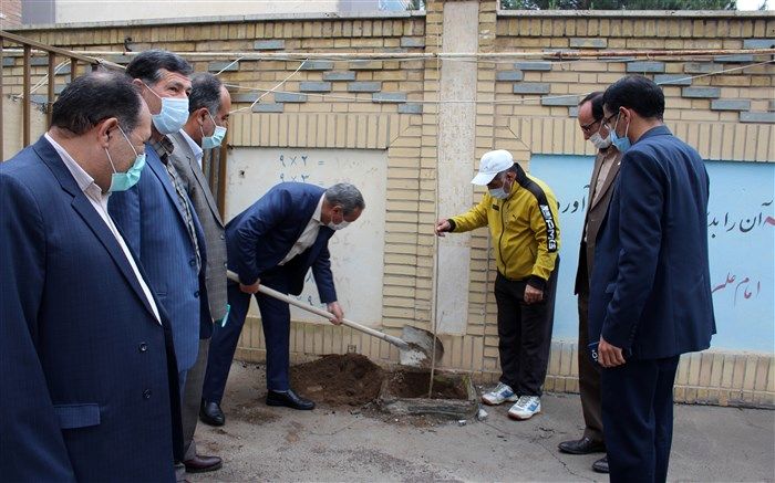 کاشت نهال توسط دوچرخه سوار جهانگرد، در دبیرستان دخترانه سبلان ناحیه یک اردبیل